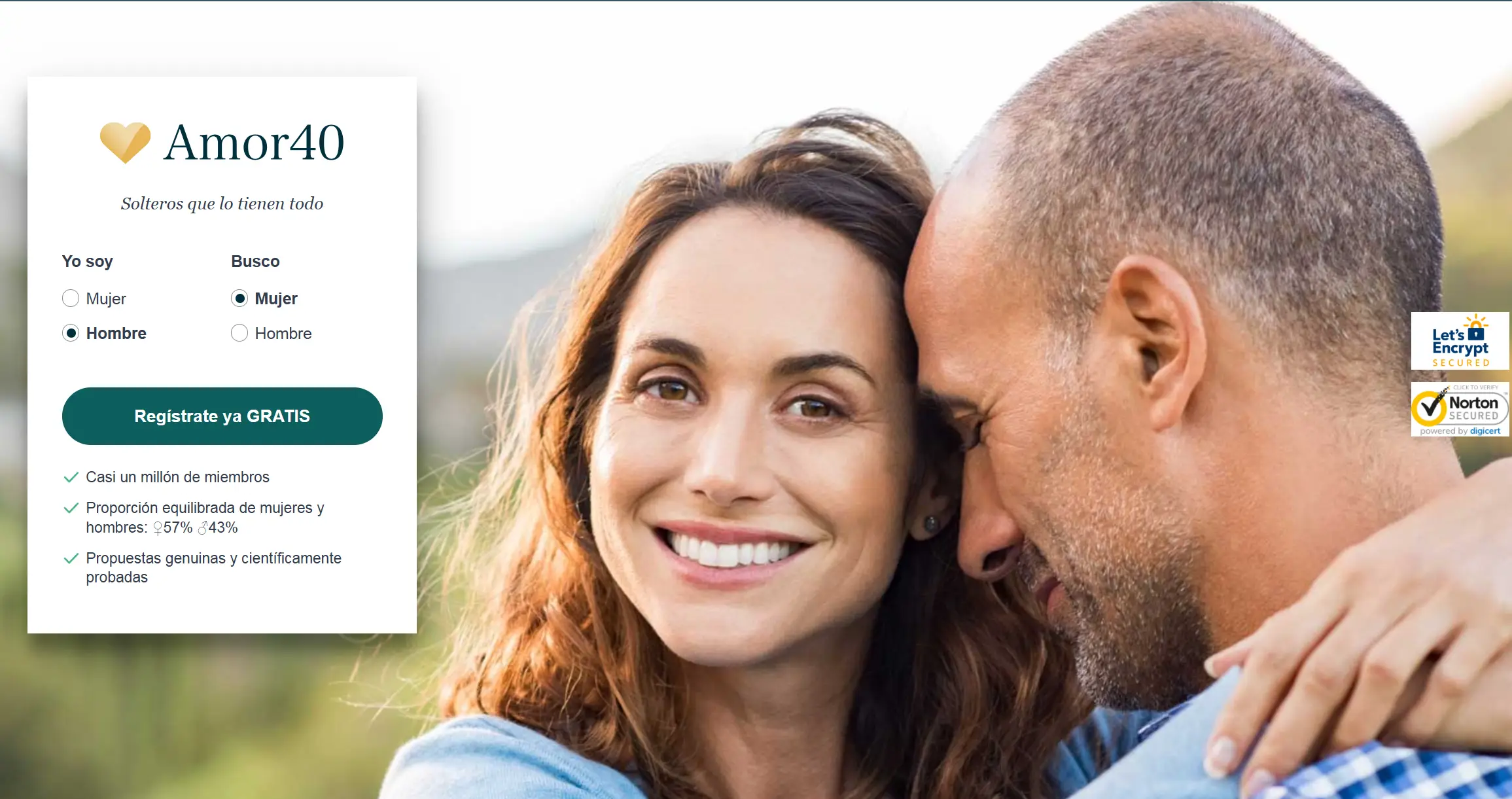 Pareja elegante de cuarentones (aproximadamente 42-45 años) sonriendo y tomando café en una terraza moderna, representando el éxito de las citas online maduras y relaciones serias para adultos después de los 40 en plataformas especializadas como Amor40