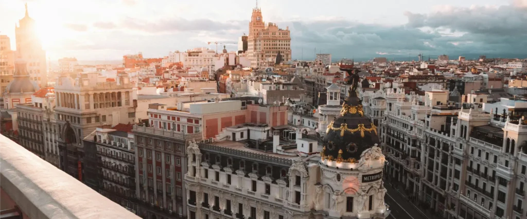 Ranking definitivo de las mejores ciudades para ligar en España. Descubre dónde hay más ambiente, vida nocturna y solteros activos.