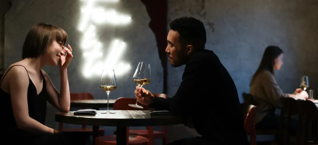 Guía práctica con 10 ejemplos reales para hablar con una chica que no conoces. Vence el miedo al rechazo y aprende qué decir en cada situación sin parecer un bicho raro.